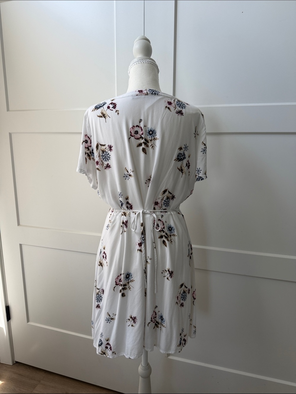 Abercrombie and Fitch White Floral Button-Front Mini Dress - Picture 6 of 8